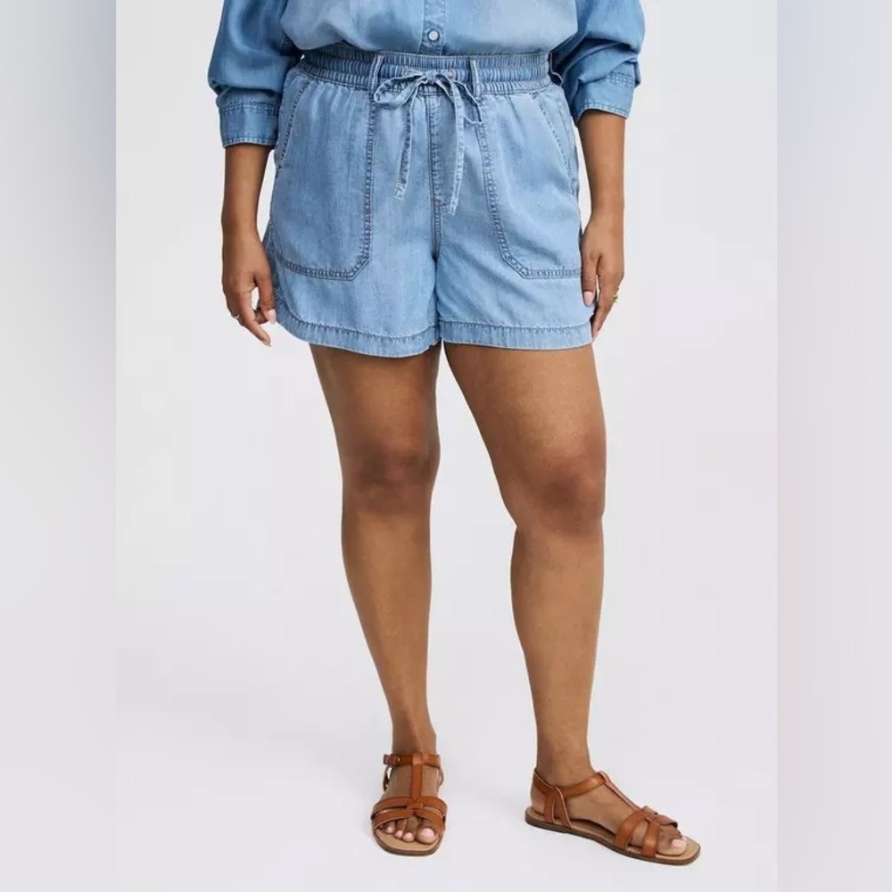 NWT TORRID High-Rise Pull-On Lightweight Denim Short